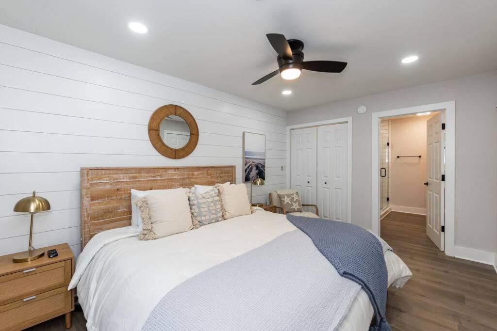 Island Joy - Newly Renovated/Walk To The Beach! Oak Island Exterior photo