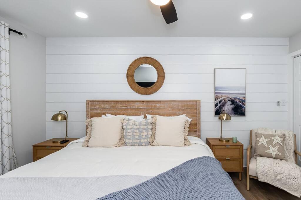 Island Joy - Newly Renovated/Walk To The Beach! Oak Island Exterior photo